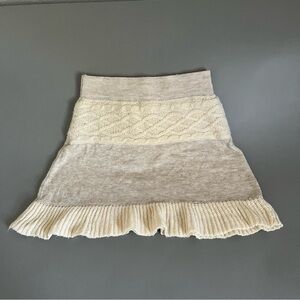 Cream/beige knitted skirt